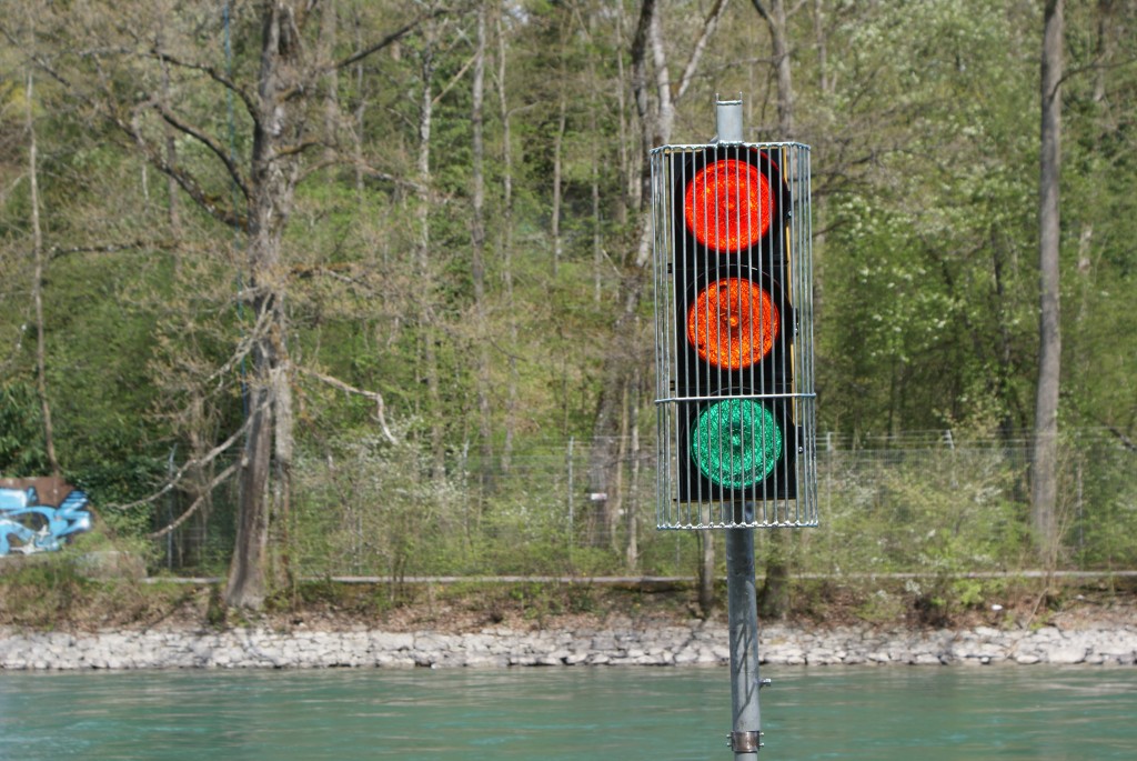 Verkehrsampel in der Aare von Bernhard Gerber